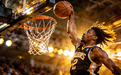 篮球运动员扣篮的精彩动作特写