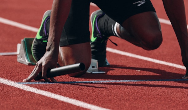 足球比赛现场观众欢呼和球场全景